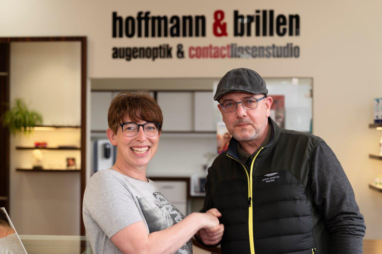Kundin mit neuer Brille im Sehzentrum Finowfurt