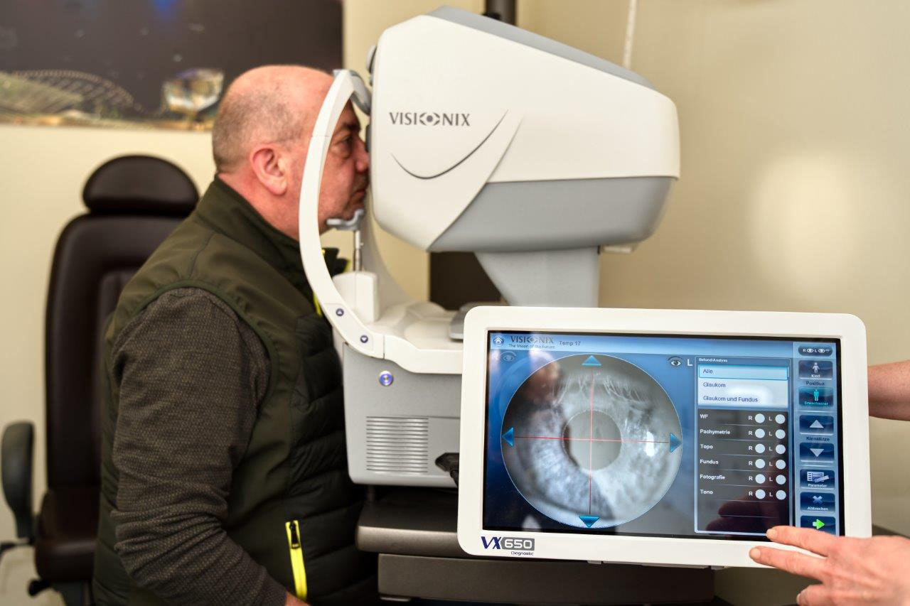 Kundin mit neuer Brille im Sehzentrum Finowfurt