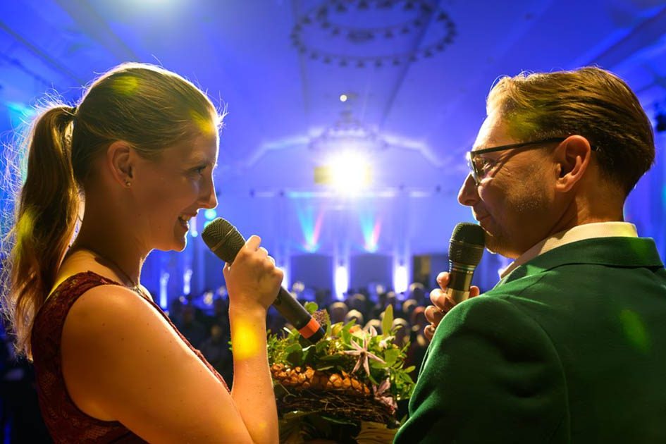 Moderation auf der Bühne bei der Benefiz-Gala von hoffmann und brillen im Dezember 2023