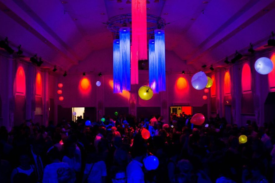 Festlich beleuchteter Ballsaal beim 22. Brillenball 2017 mit Nik P. in Eberswalde