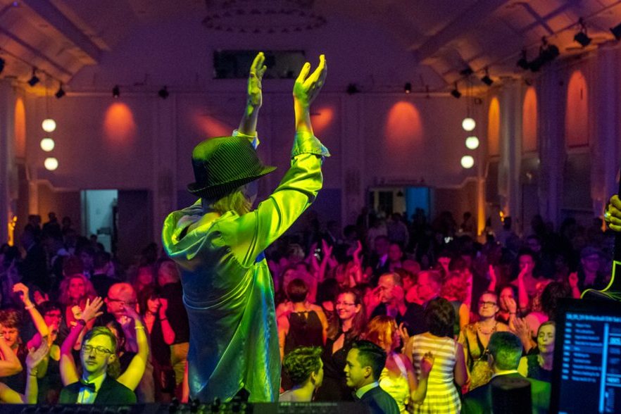 Tanzende Gäste beim 23. Brillenball 2018 unter dem Motto Fast Rewind to the 80s in Eberswalde