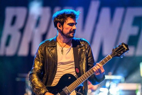 Gitarrist auf der Bühne beim Brillenball OpenAir 2022 von hoffmann und brillen