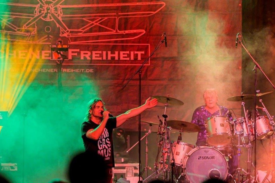 Die Band Münchener Freiheit beim Brillenball OpenAir im Familiengarten Eberswalde 2020
