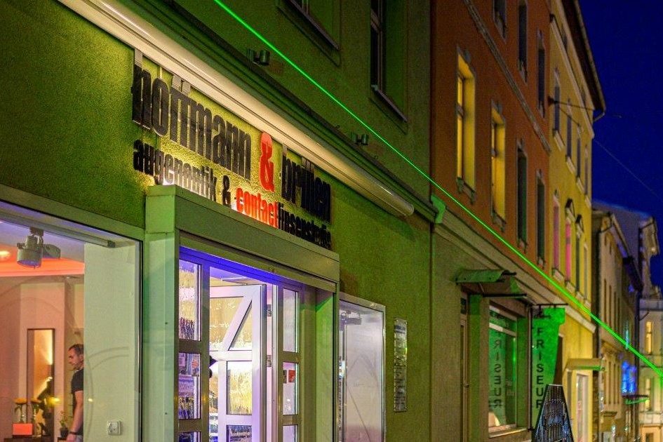 Sehzentrum Eberswalde bei Nacht mit grünem Lichtstrahl zur Hausmesse und dem Licht der Zuversicht 2020