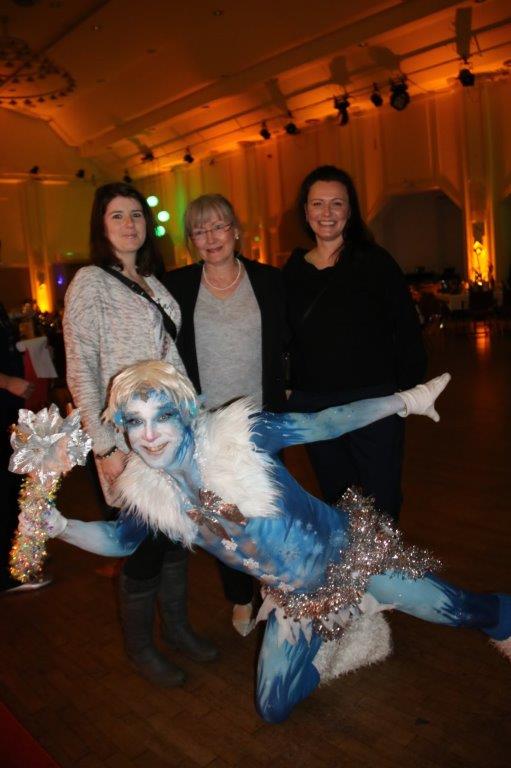 Gäste mit dem Eiswesen im Saal der Benefiz-Gala 2023