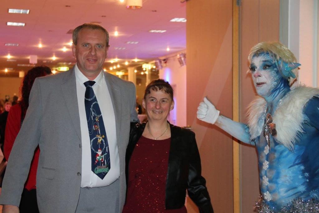 Paar beim Empfang der Benefiz-Gala 2023 im Haus Schwärzetal