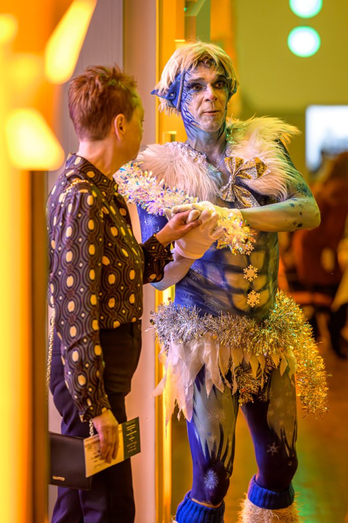 Gast im Gespräch mit dem Eiswesen im Foyer der Benefiz-Gala 2023