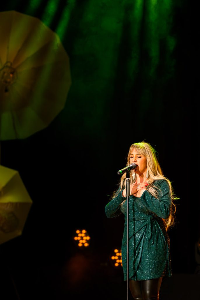 Sängerin auf der Bühne der Benefiz-Gala 2023