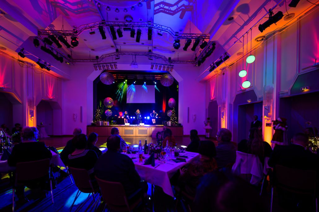 Saal des Haus Schwärzetal während der Benefiz-Gala 2023 von hoffmann & brillen