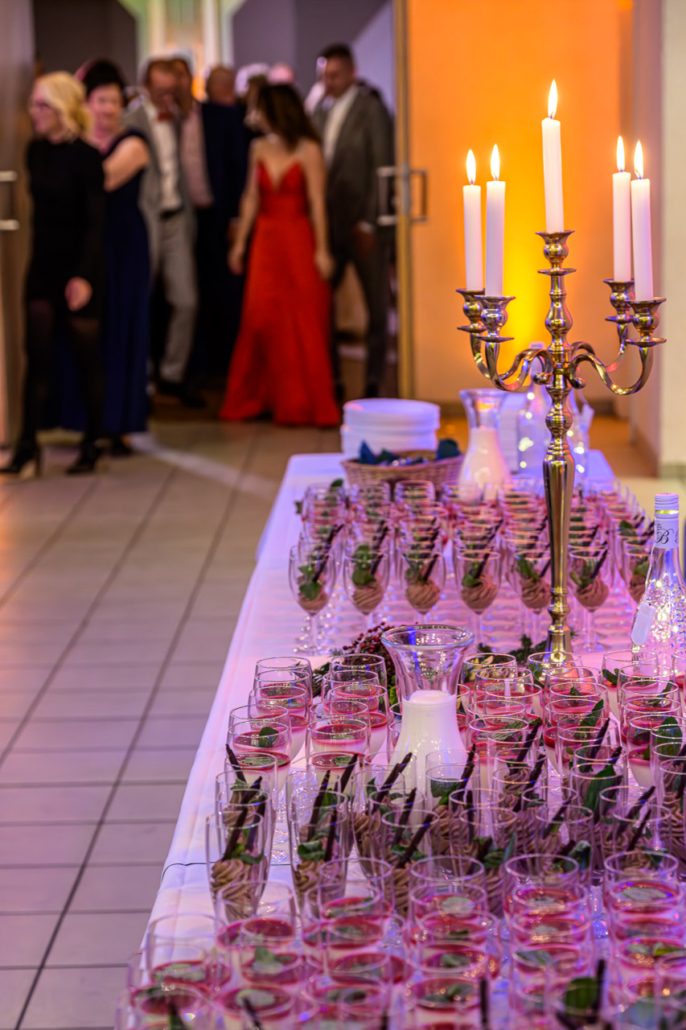 Empfang mit Desserts und Kerzenleuchtern bei der Benefiz-Gala 2023