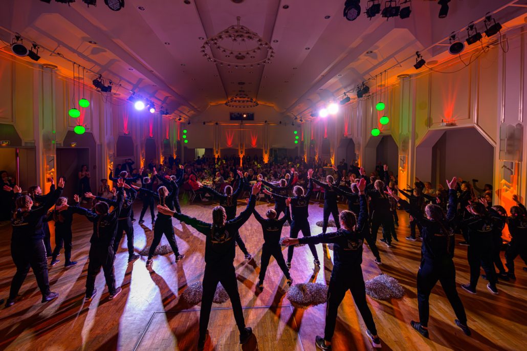 Auftritt der United Dance Family im Saal der Benefiz-Gala 2023