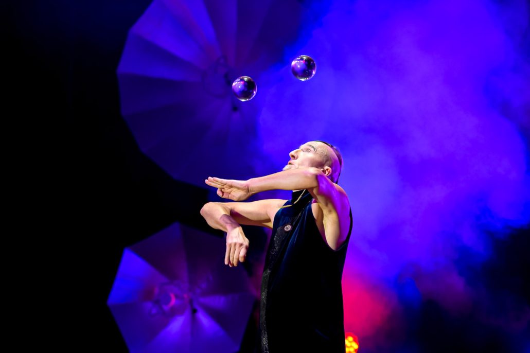 Jonglage mit Kugeln auf der Bühne der Benefiz-Gala 2023