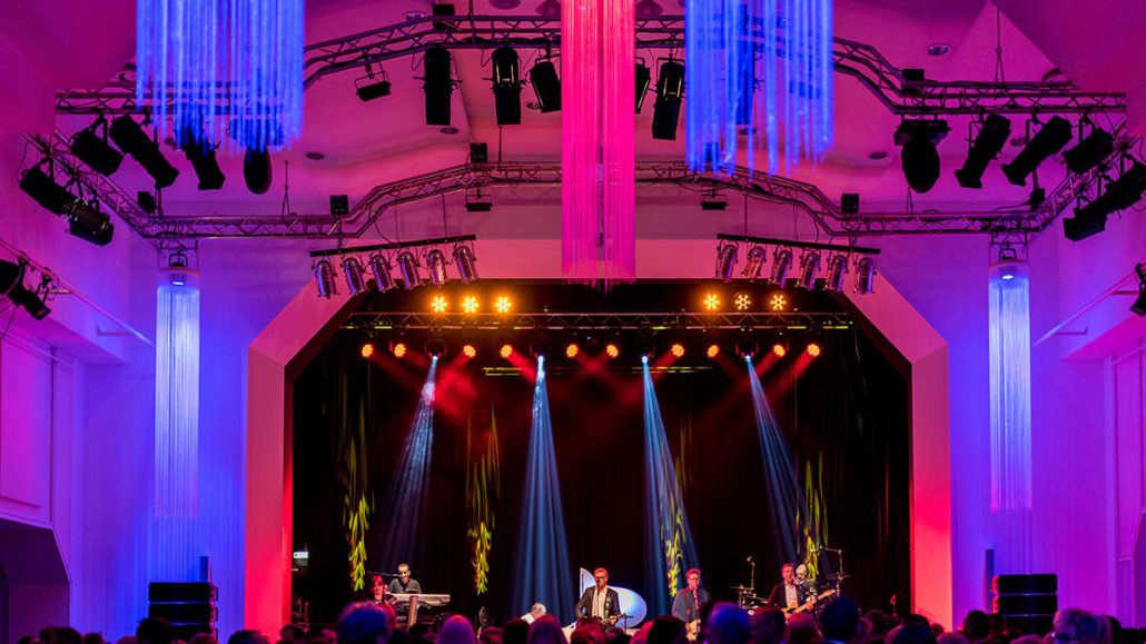 Ballsaal mit beleuchteter Bühne beim 22. brillenball 2017 von hoffmann und brillen in Eberswalde