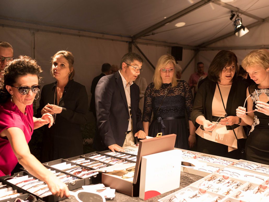 Gäste betrachten die Brillenkollektion im Zelt beim 22. brillenball 2017 in Eberswalde