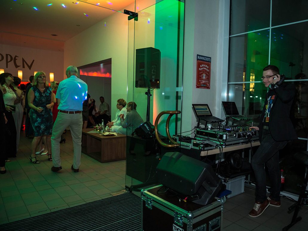 DJ im Foyer beim 22. brillenball 2017 von hoffmann und brillen