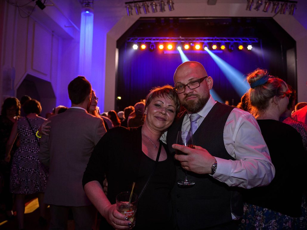 Gäste mit Getränken vor der Bühne beim 22. brillenball 2017 in Eberswalde