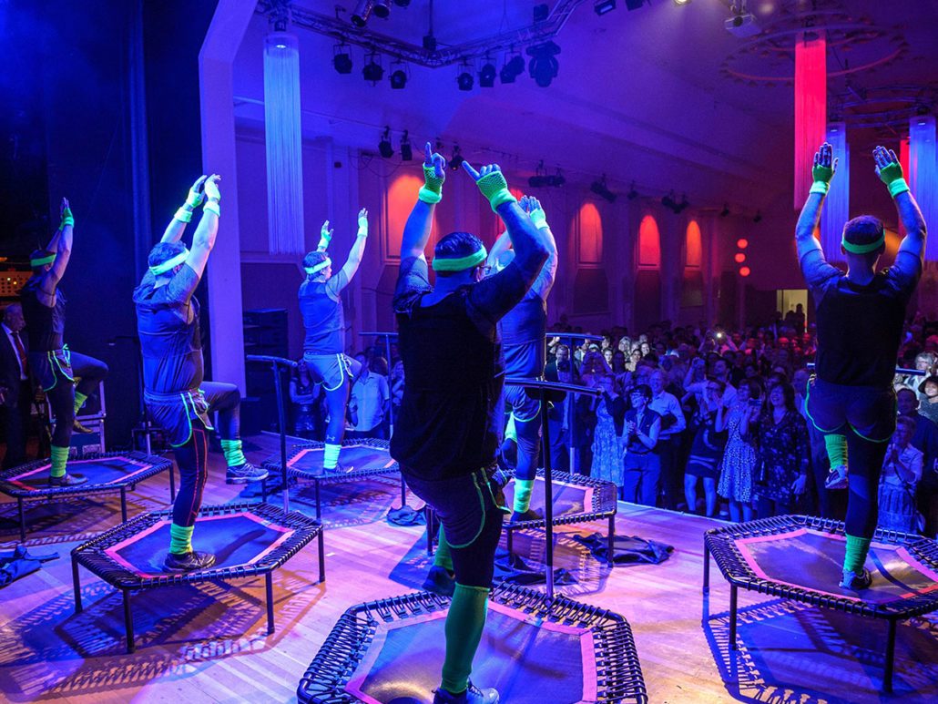 Trampolinshow vor dem Publikum beim 22. brillenball 2017 in Eberswalde