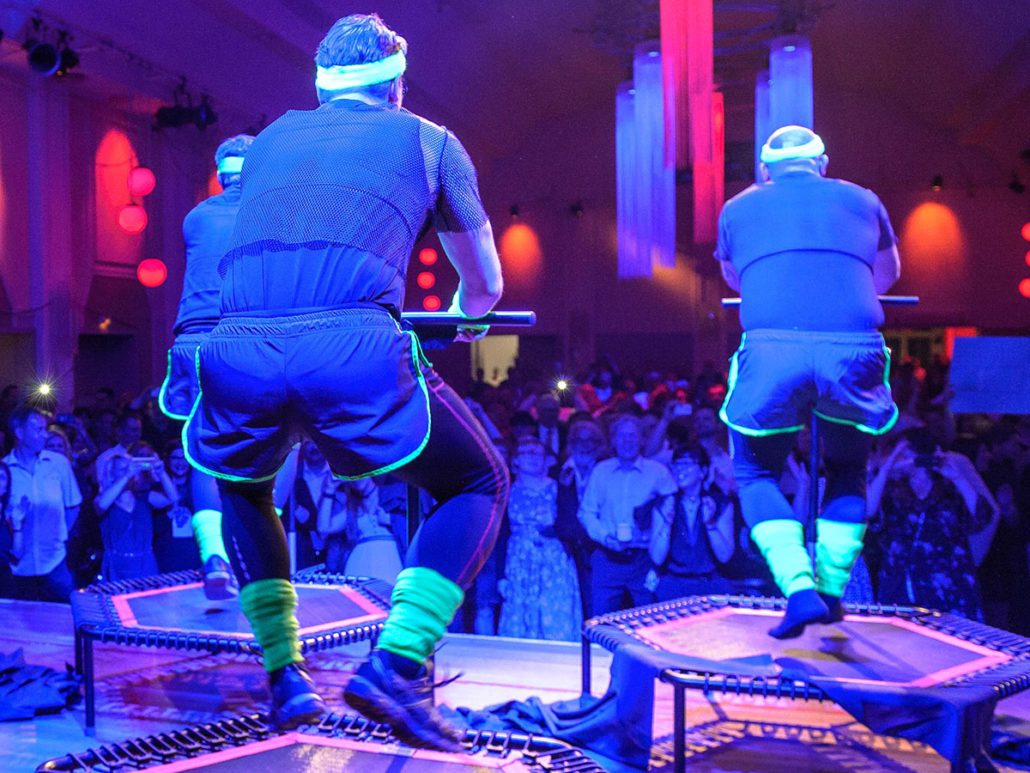 Sprung auf dem Trampolin bei der Showeinlage zum 22. brillenball 2017