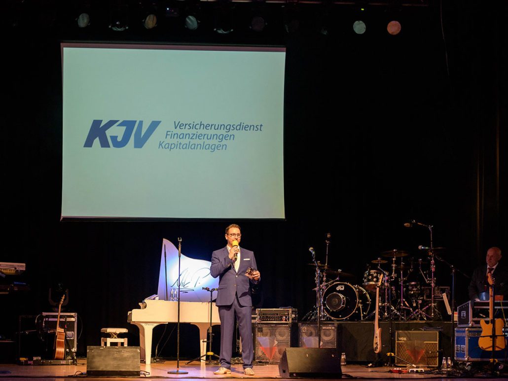 Moderation vor dem weißen Flügel beim 22. brillenball 2017 in Eberswalde