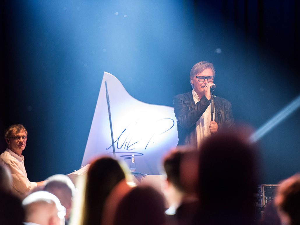 Nik P. singt am weißen Flügel beim 22. brillenball 2017 in Eberswalde