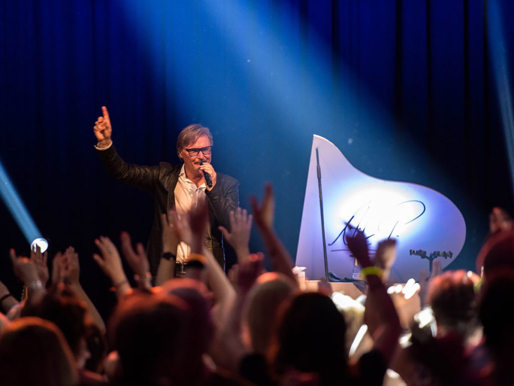 Nik P. vor dem jubelnden Publikum beim 22. brillenball 2017