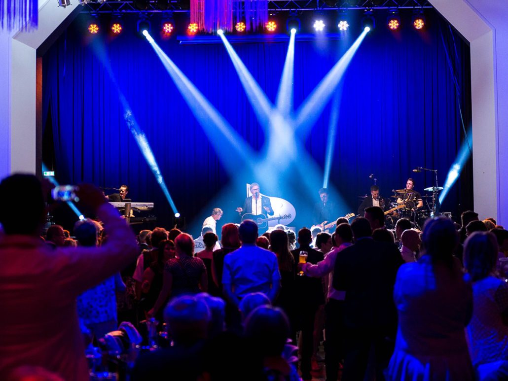 Band im blauen Bühnenlicht beim 22. brillenball 2017 in Eberswalde