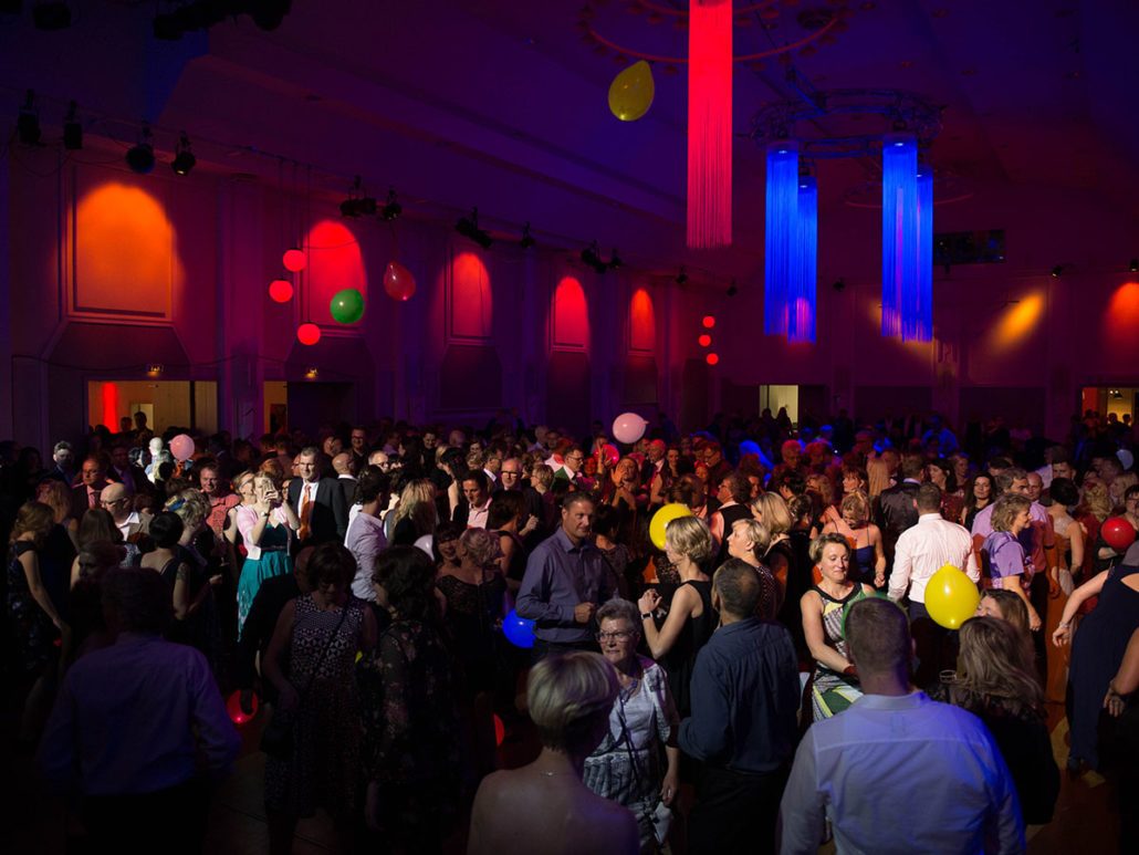 Voller Saal mit Luftballons beim 22. brillenball 2017 in Eberswalde