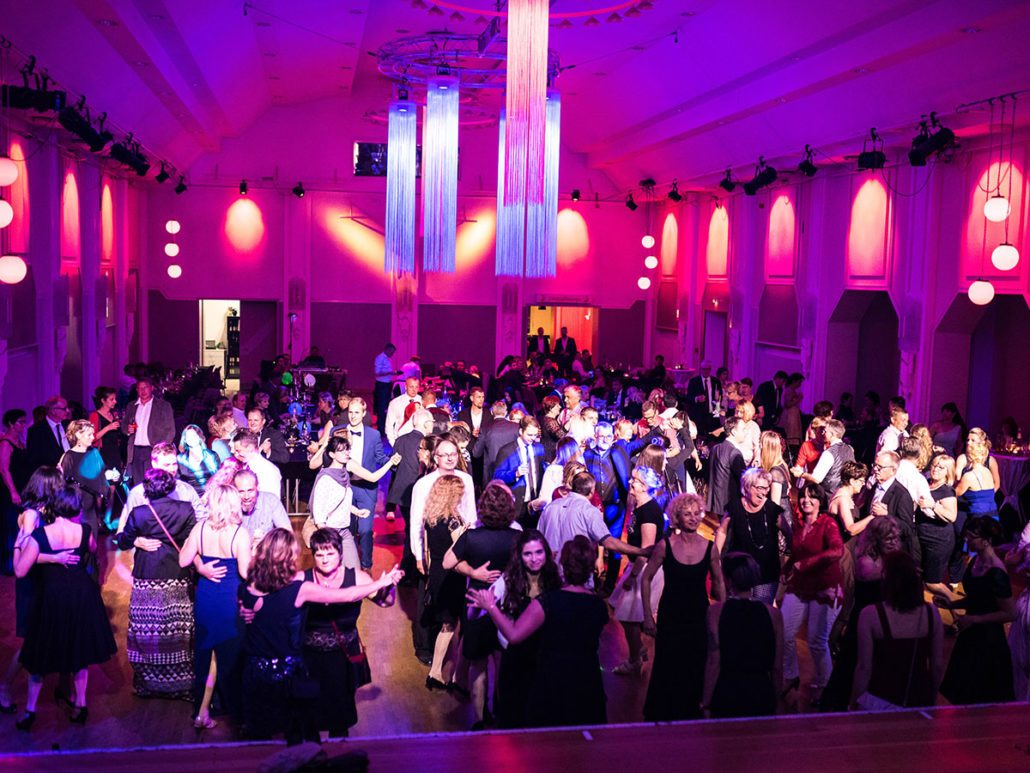 Volle Tanzfläche beim 22. brillenball 2017 von hoffmann und brillen