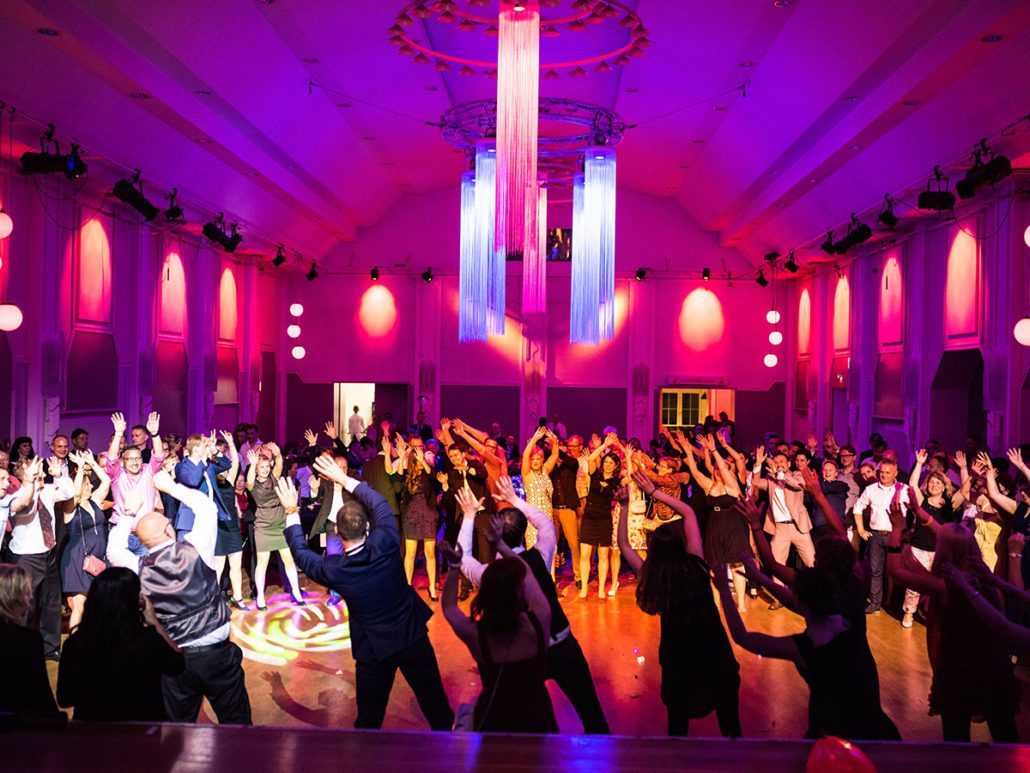 Tanzfläche mit erhobenen Armen beim 22. brillenball 2017 in Eberswalde