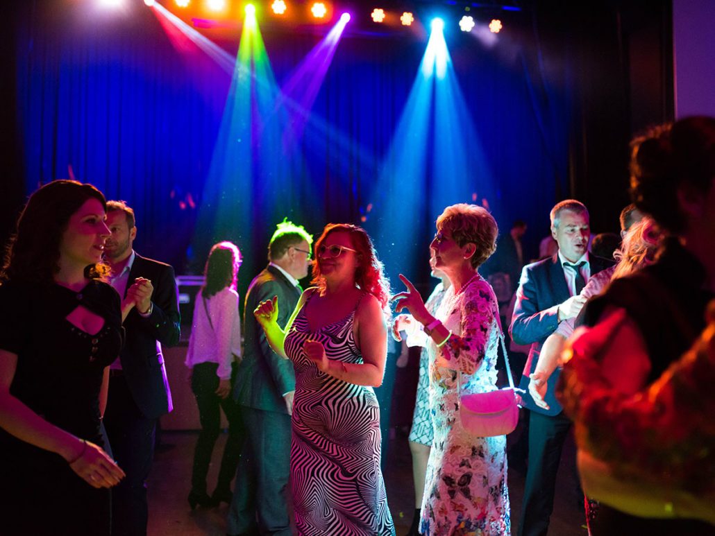 Tanzende Gäste vor der Bühne beim 22. brillenball 2017