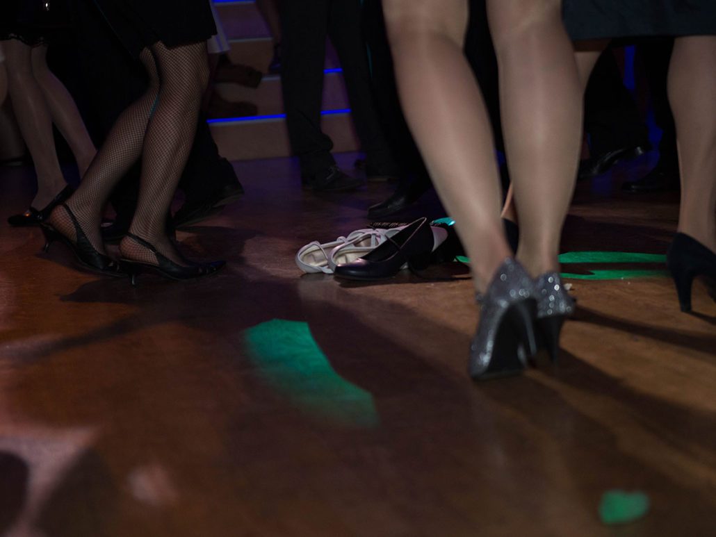 Abgestellte Schuhe auf der Tanzfläche beim 22. brillenball 2017