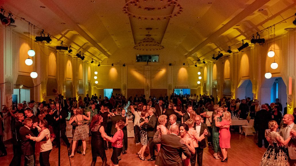 Volle Tanzfläche im Saal beim 23. brillenball 2018 von hoffmann und brillen in Eberswalde