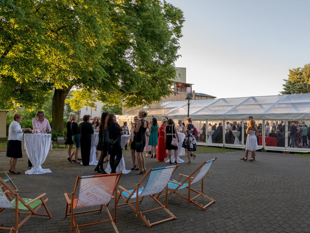 Gäste beim Empfang vor dem Zelt zum 23. brillenball 2018 in Eberswalde