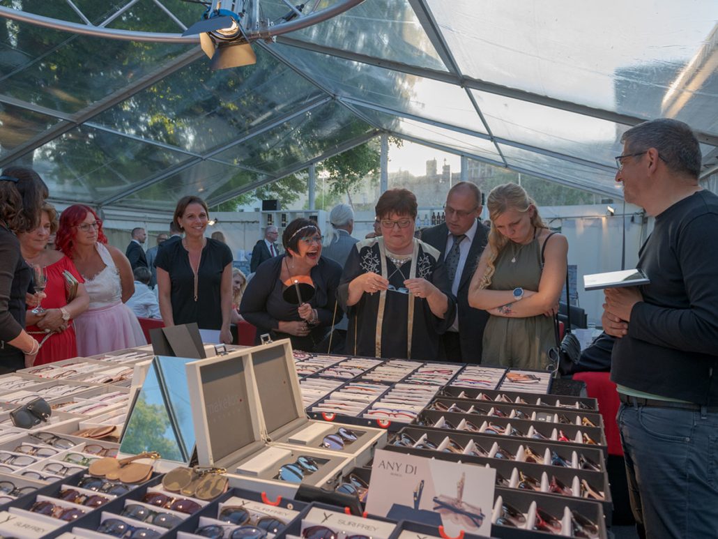 Brillenkollektion auf dem Tisch im Zelt beim 23. brillenball 2018