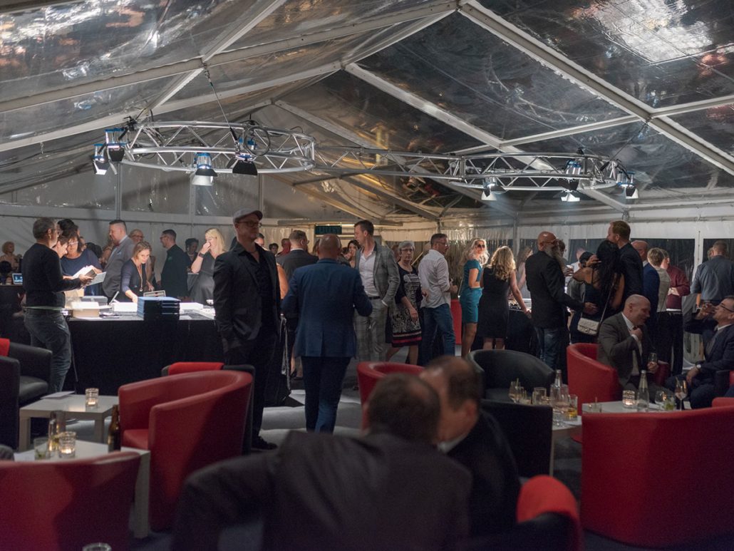Lounge mit roten Sesseln im Zelt beim 23. brillenball 2018 in Eberswalde