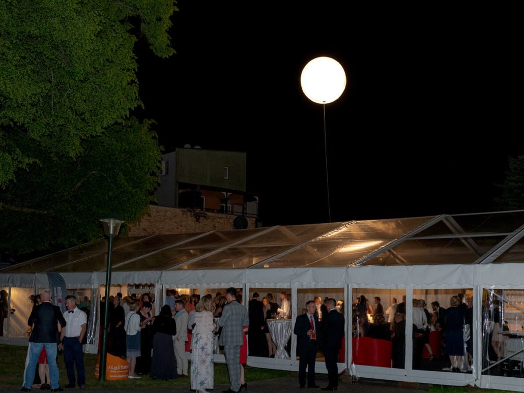 Beleuchtetes Zelt am Abend des 23. brillenball 2018 in Eberswalde