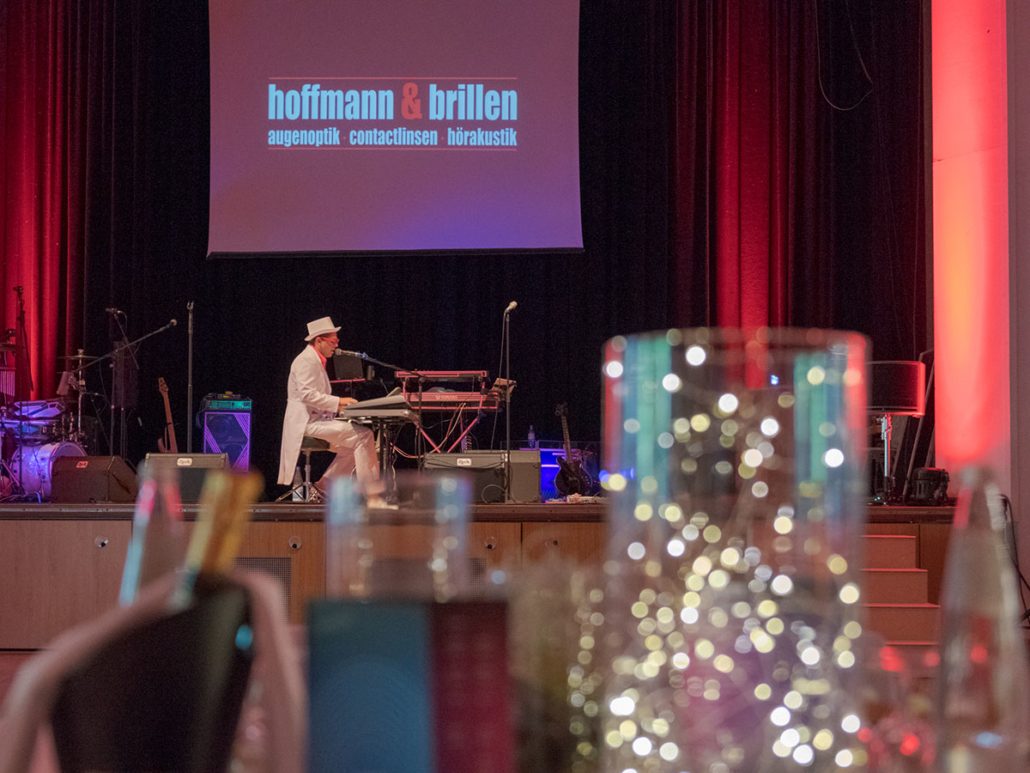 Leinwand mit dem Logo von hoffmann und brillen im Saal beim 23. brillenball 2018