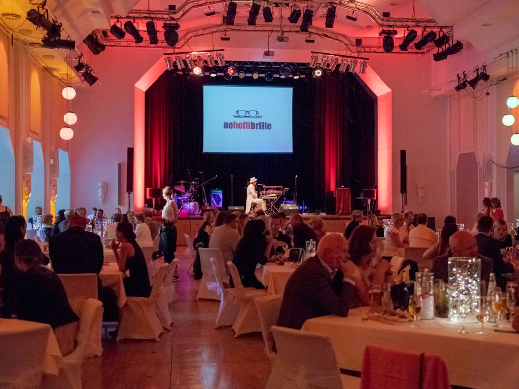 Musik am Klavier vor gedeckten Tischen beim 23. brillenball 2018 in Eberswalde