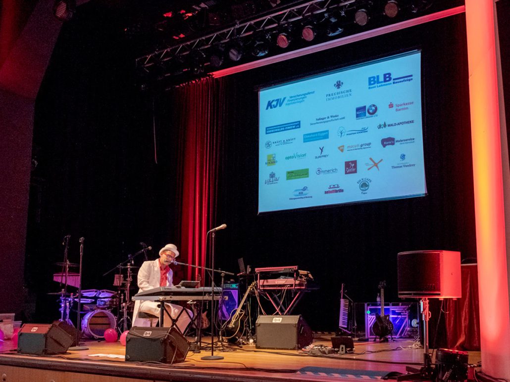 Partner des Abends auf der Leinwand beim 23. brillenball 2018 von hoffmann und brillen