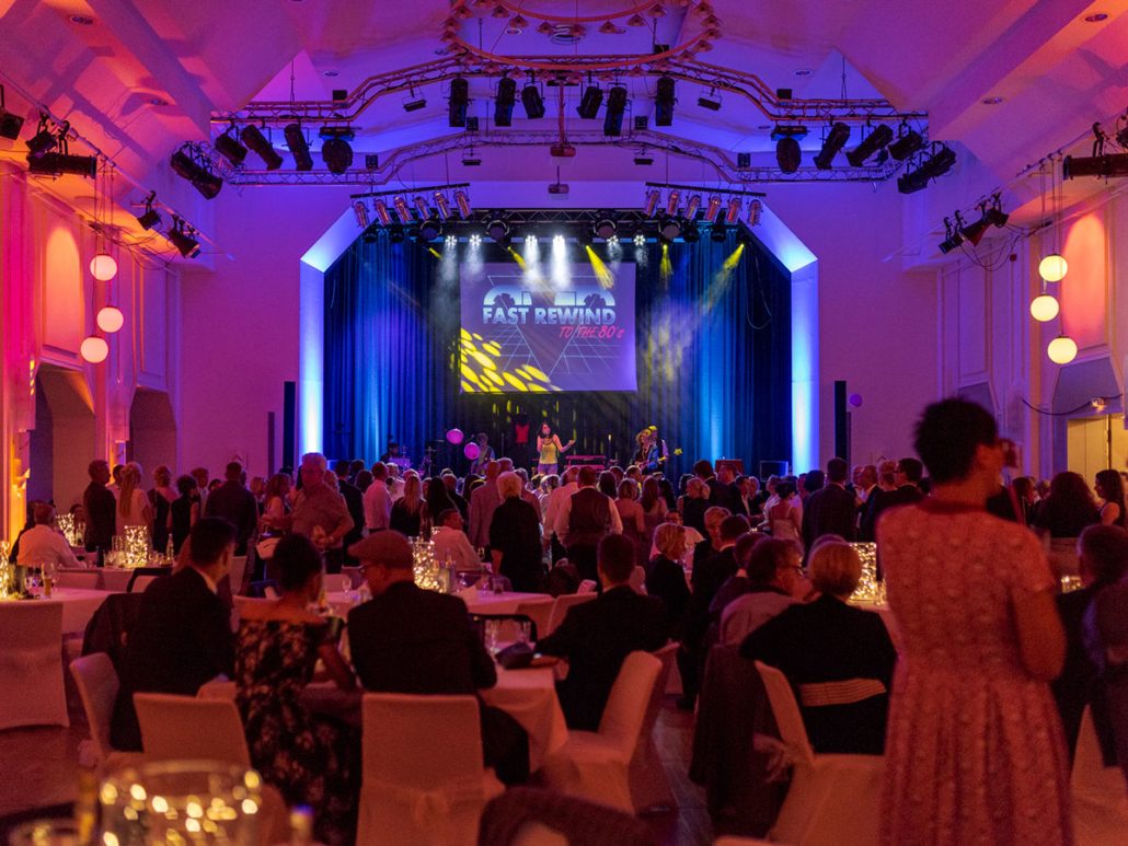 Saal mit Gästen vor dem Konzert beim 23. brillenball 2018 in Eberswalde