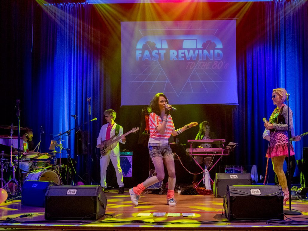 Fast Rewind to the 80s auf der Bühne beim 23. brillenball 2018 in Eberswalde