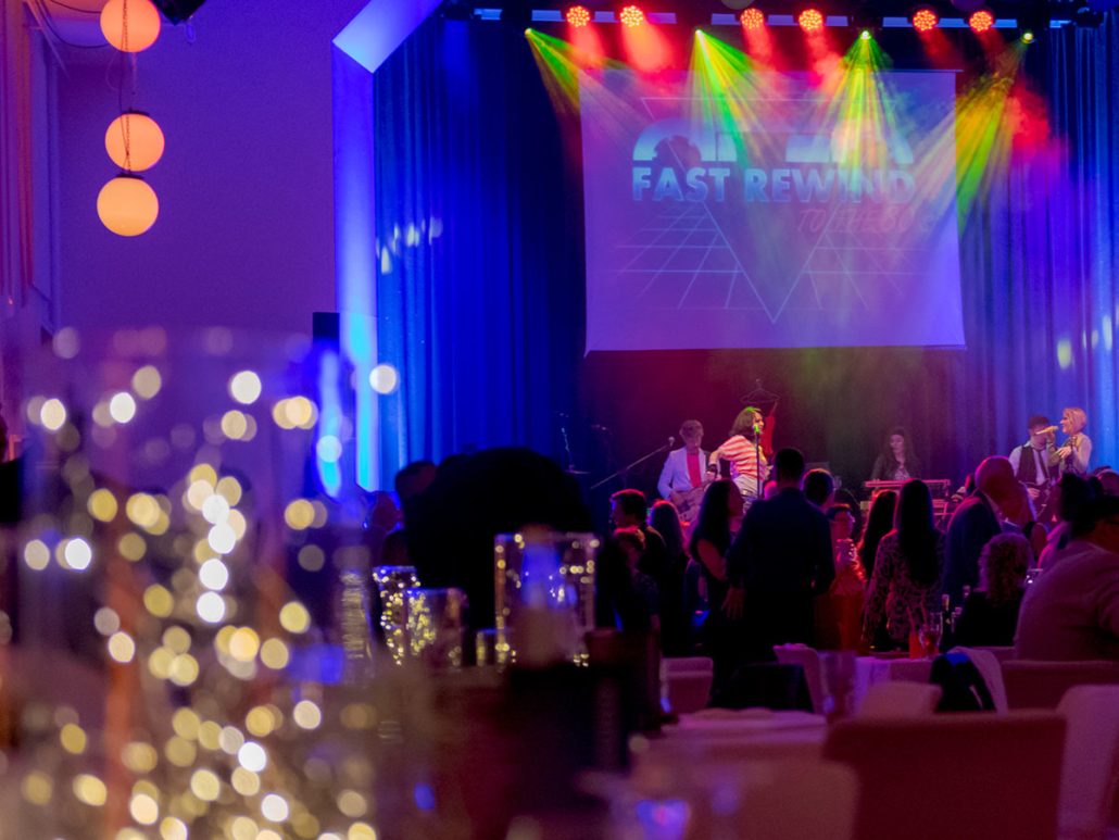 Bühne im bunten Licht beim 23. brillenball 2018 in Eberswalde
