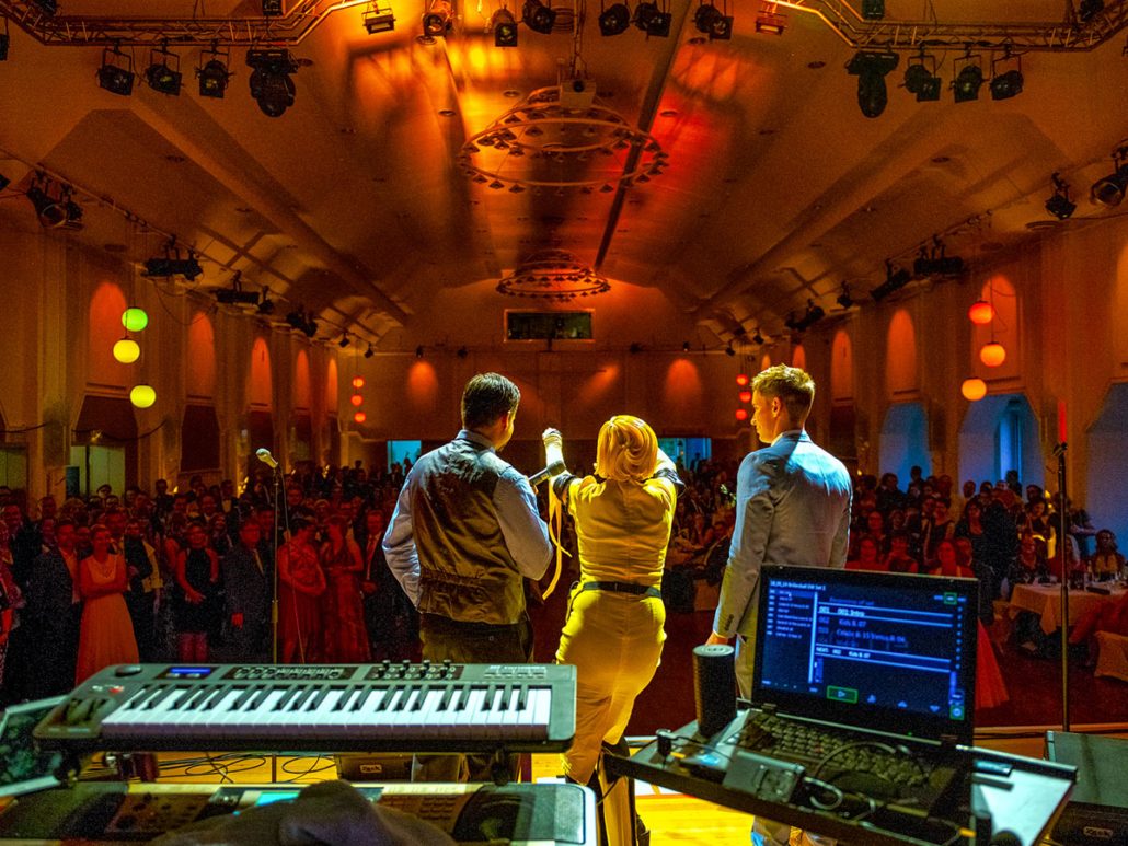 Blick von der Bühne auf den Saal beim 23. brillenball 2018