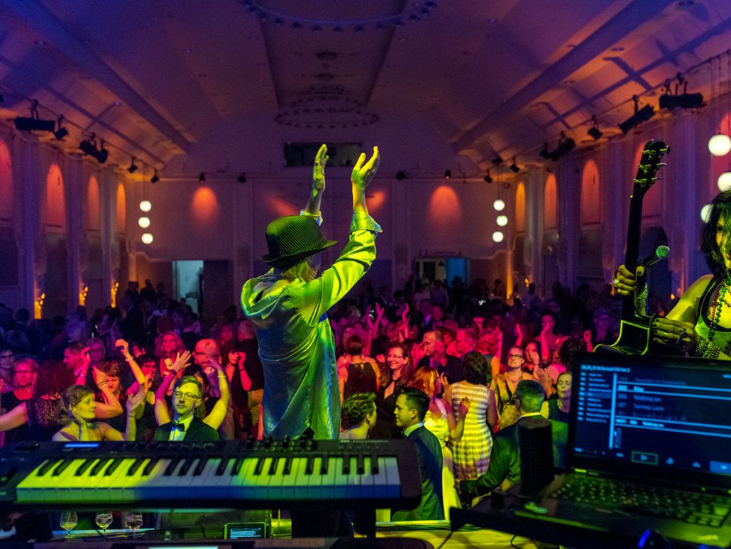 Jubelnde Gäste vor der Bühne beim 23. brillenball 2018 von hoffmann und brillen