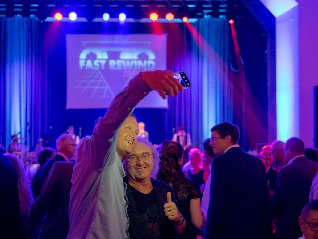 Selfie zweier Gäste vor der Bühne beim 23. brillenball 2018 in Eberswalde