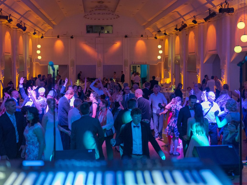 Volle Tanzfläche am Abend des 23. brillenball 2018 in Eberswalde