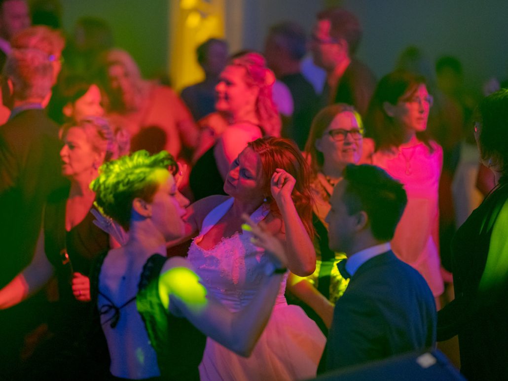 Tanzende Gäste im grünen Licht beim 23. brillenball 2018 in Eberswalde