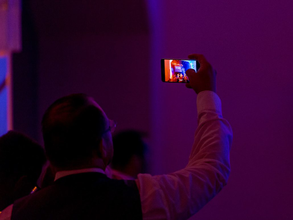 Gast filmt den Auftritt mit dem Handy beim 23. brillenball 2018