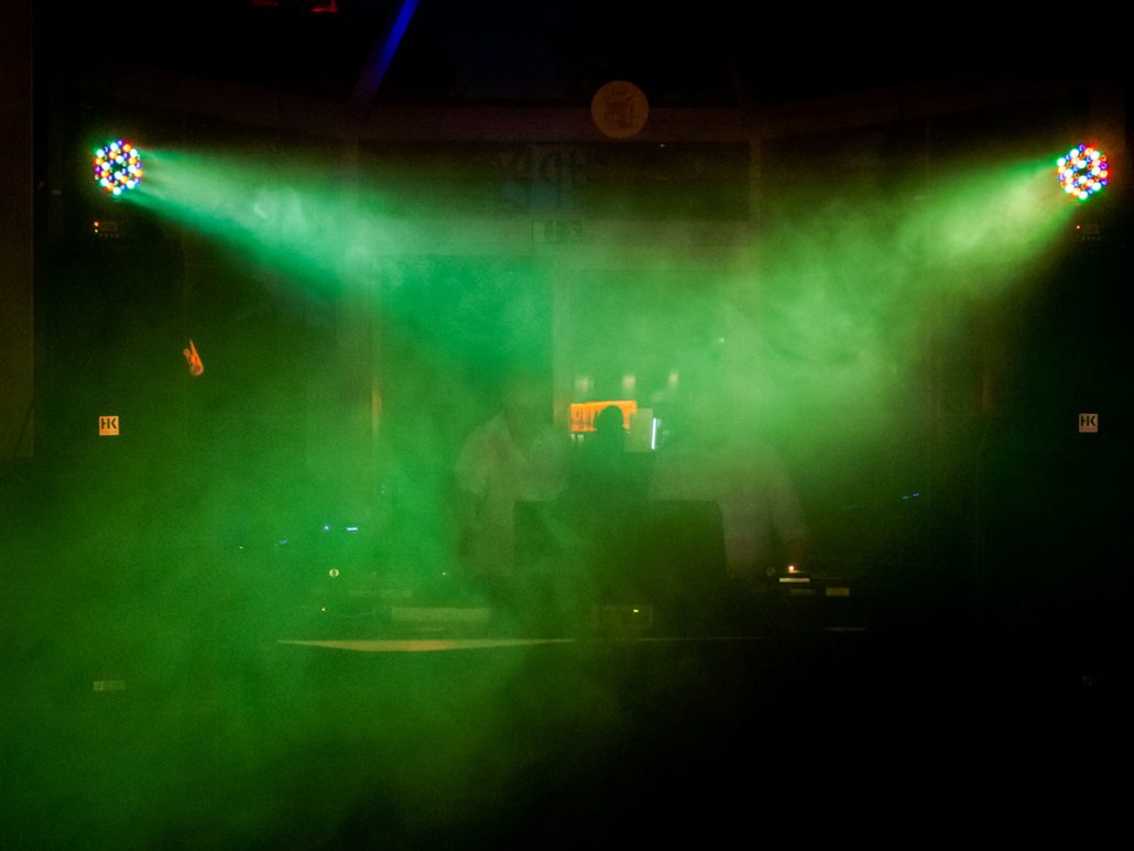 DJ-Pult im grünen Nebel beim 23. brillenball 2018 in Eberswalde