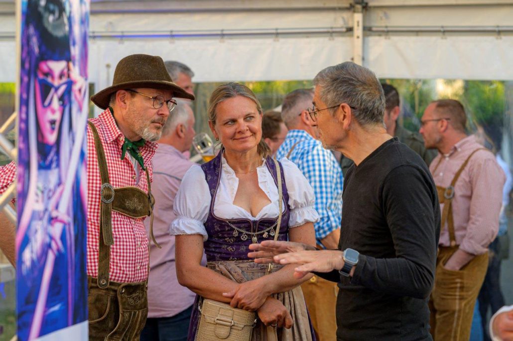 Gäste in Tracht im Gespräch beim brillenball 2023 von hoffmann und brillen